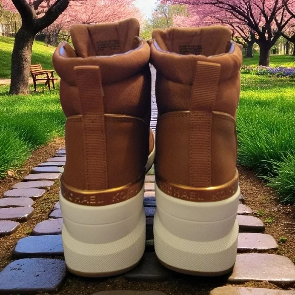 Michael Kors Woman's size 8.5 M leather and suede. These are in excellent shape.